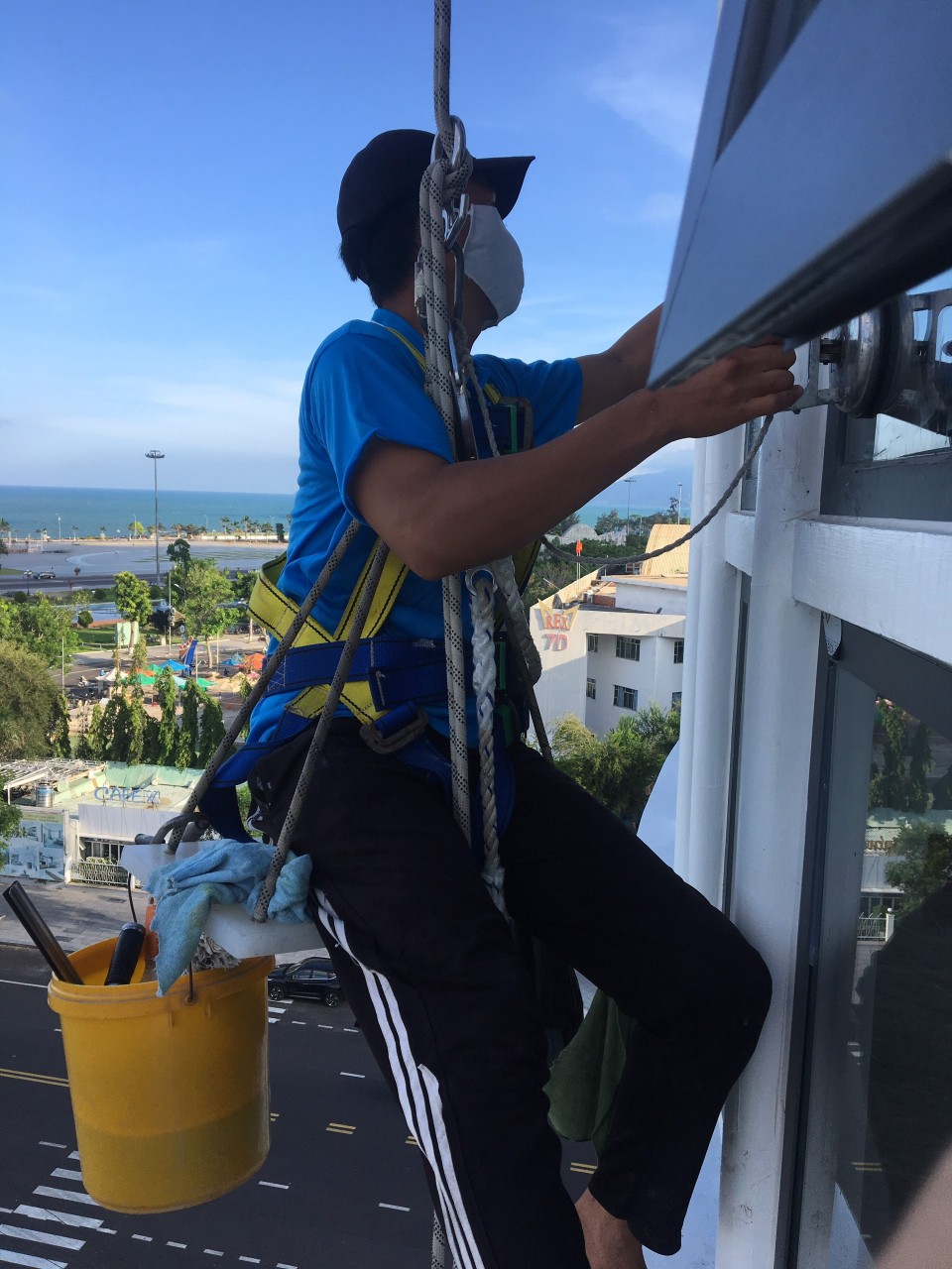 alt-tag Dịch vụ vệ sinh kính cao tầng