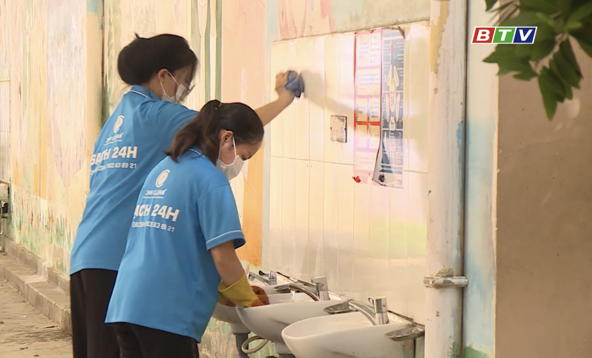 Hình ảnh: Nhân viên Công ty Sạch 24h Làm vệ sinh cho 16 trường Tiểu học ở Quy Nhơn (Nguồn: Thời sự BTV)