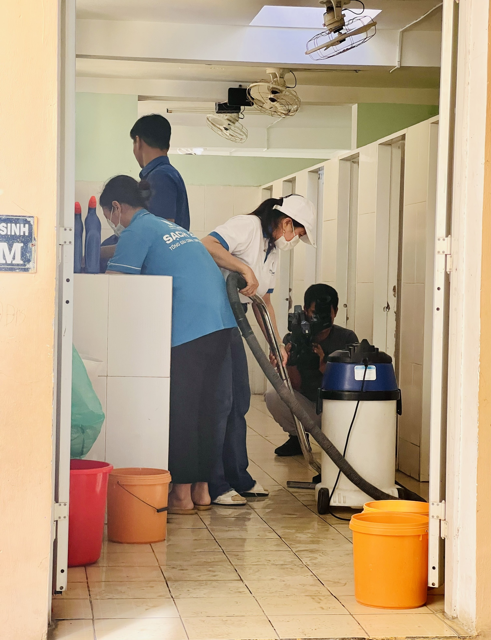 Hình ảnh: Nhân viên Công ty Sạch 24h Làm vệ sinh cho 16 trường Tiểu học ở Quy Nhơn 
