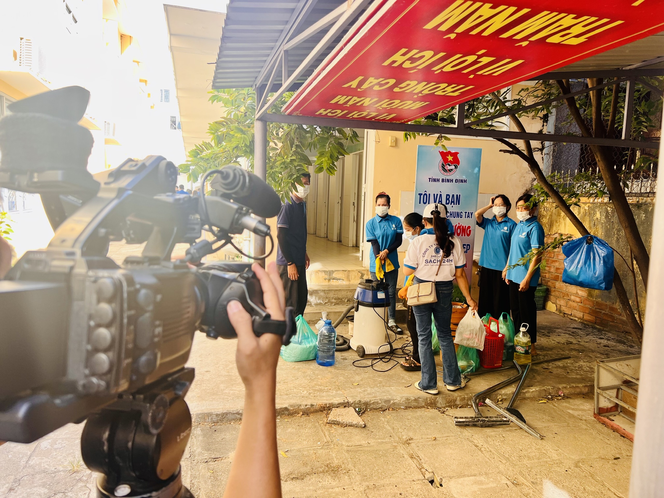 Hình ảnh: Nhân viên Công ty Sạch 24h Làm vệ sinh cho 16 trường Tiểu học ở Quy Nhơn (Nguồn: BTV)